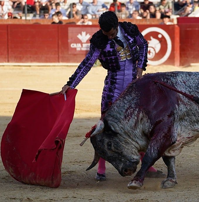Morenito de Arands en un sentido derechazo