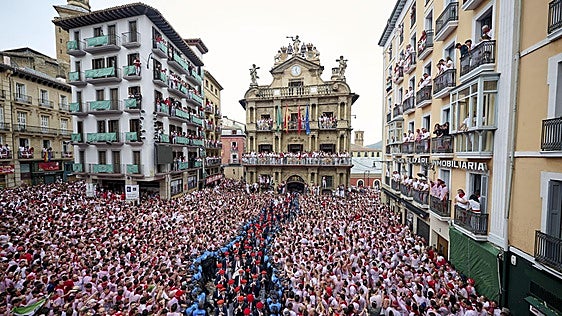 A qué hora es el chupinazo de San Fermín 2026 en Pamplona hoy y dónde verlo gratis en televisión y online