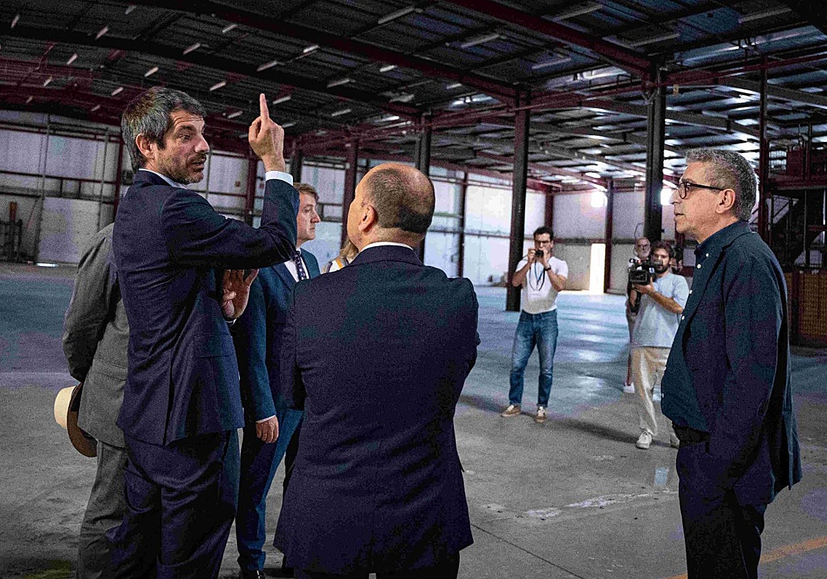 Ernest Urtasun, con Óscar Arroyo y Jordi Martí durante la presentación de la futura sede de la BNE en Tres Cantos.