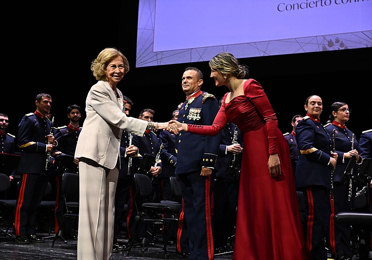 Doña Sofía saluda a la pianista María Dolores Gaitán en presencia del coronel director de la Unidad de música de la Guardia Real, Fernando Lizana