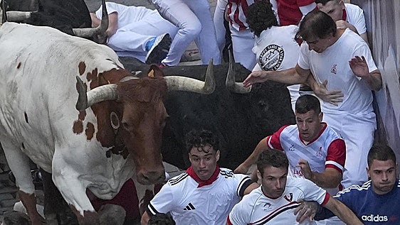 Los toros de Fuente Ymbro vuelan en el primer encierro de San Fermín 2026