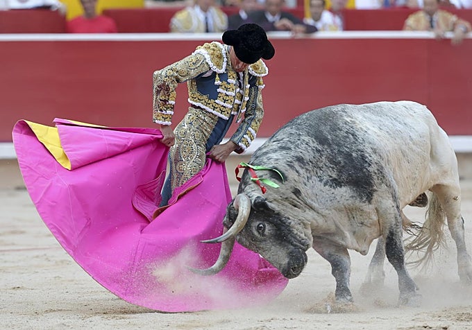 David Galván remata el saludo al cuarto, al que cortó una oreja