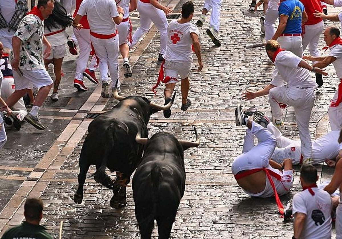Los toros de Álvaro Núñez recorren Pamplona en el cuarto encierro