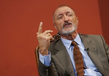 Bu, Arturo Pérez-Reverte'nin Cartagena'da açılışını yaptığı Alatriste'nin heykeli.