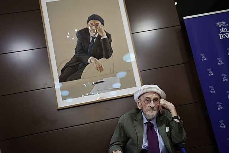Álvaro Pombo ya tiene su retrato en la Biblioteca Nacional: «En mi casa no cabe, si entra el cuadro salgo yo»
