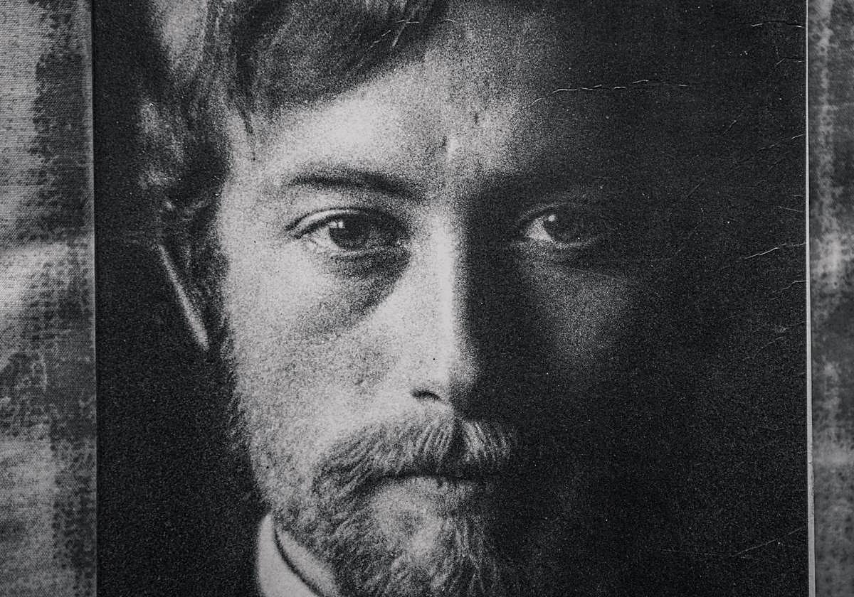 La vida restaurada de Aníbal Núñez, el poeta que murió cubierto de rosas