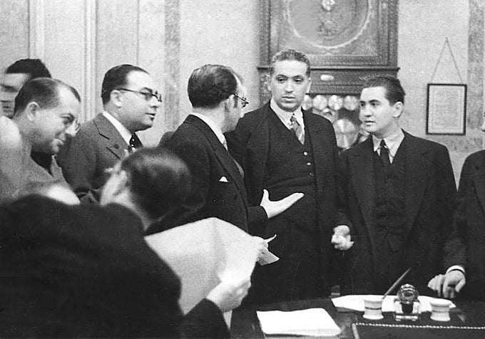 Enero de 1936. José Calvo Sotelo, Jorge Vigón, el marqués de la Eliseda y José María Lamamie de Clairac, después de la entrega a la mesa de la cámara de las dos proposiciones contra el gobierno y el presidente de la republica, por la suspensión de las sesiones y la prorroga de los presupuestos, días antes de la disolución de las Segundas Cortes de la República.