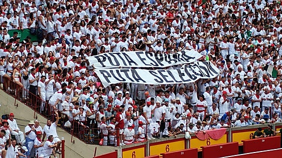 Pamplona, al rojo vivo con España en la tarde en blanco de Morante