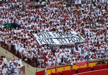 Pamplona, al rojo vivo con España en la tarde en blanco de Morante