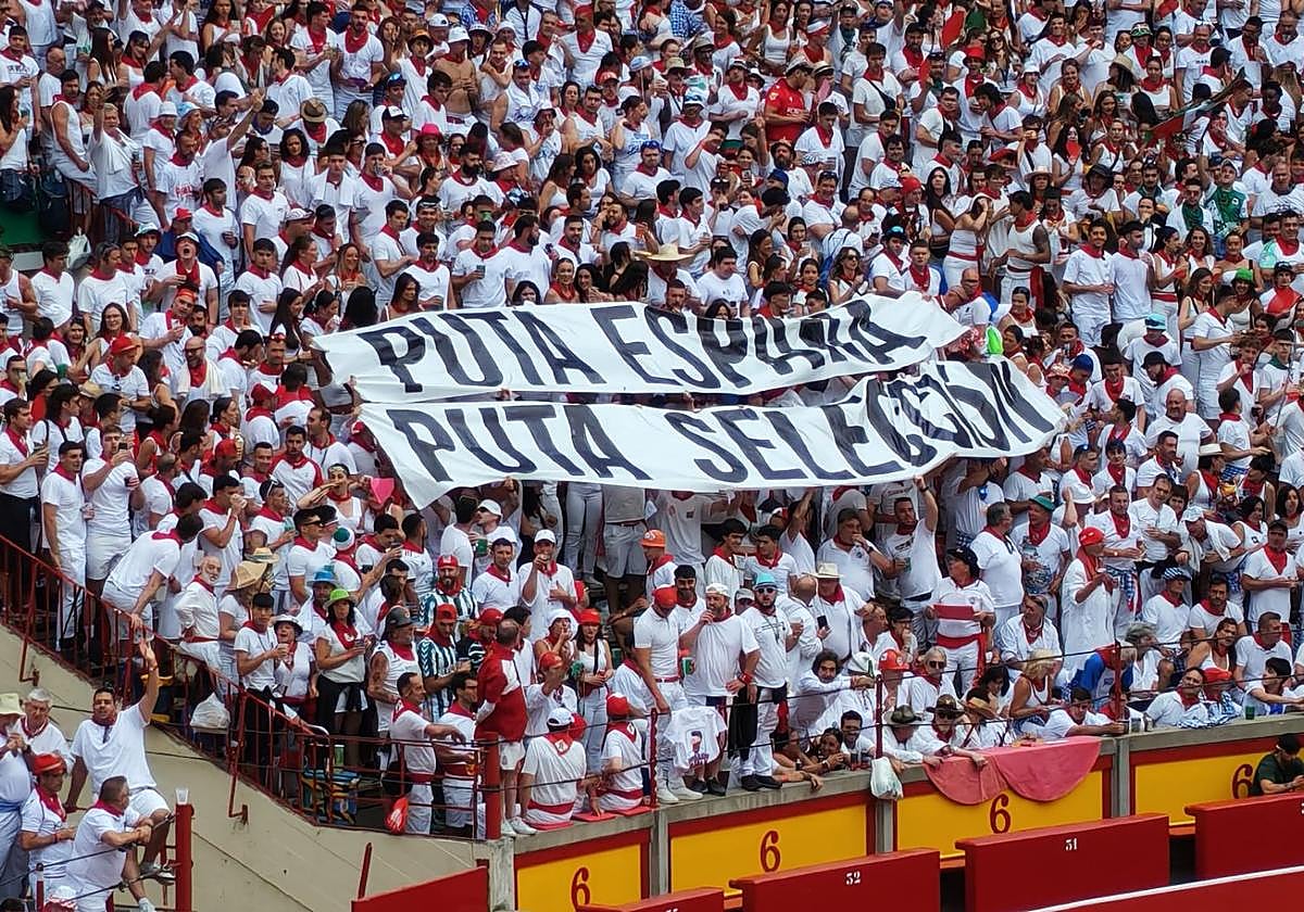 Bronca épica contra las pancartas de «Puta España, puta selección»