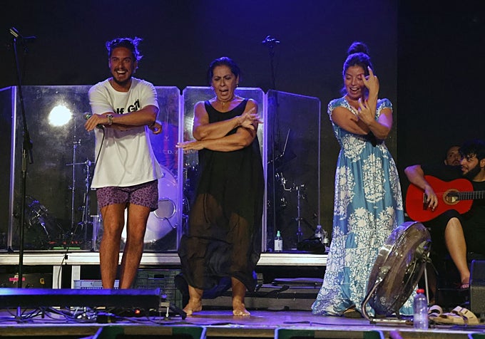Kiki Morente, con su madre y su hermana, bromeando en el ensayo.