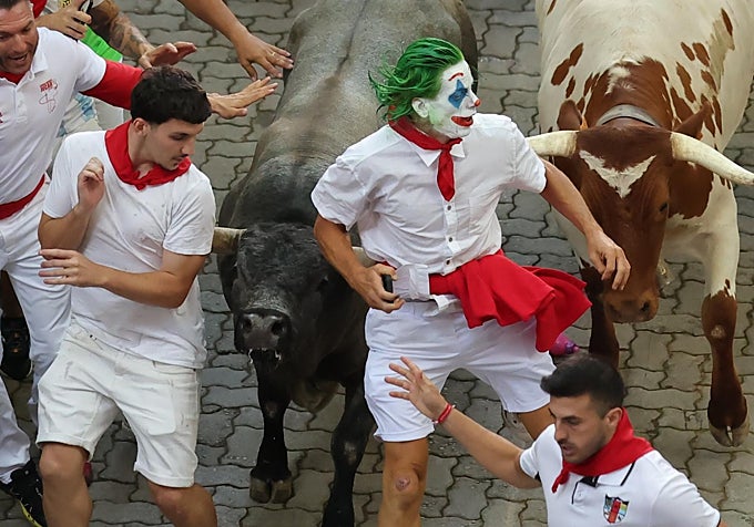 El Joker, con un móvil en la mano, entre un bravo y un manso