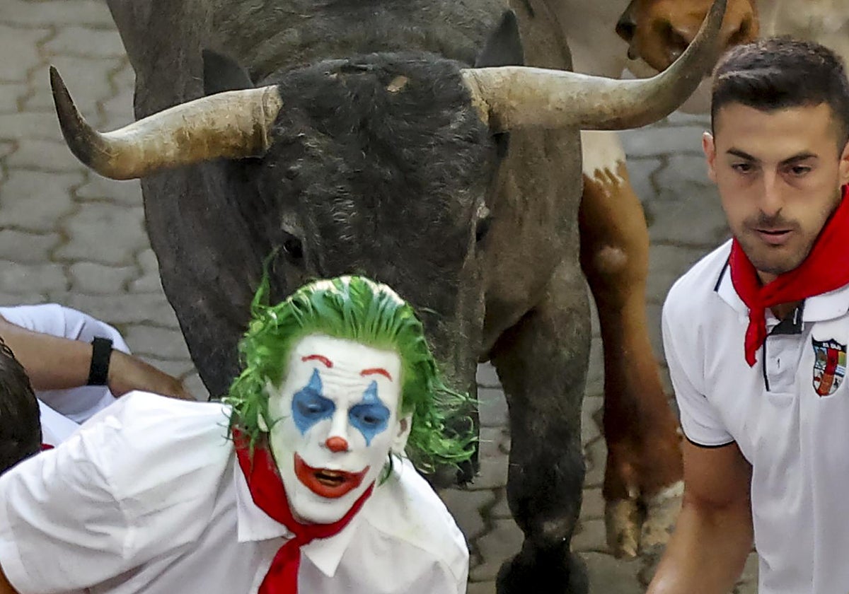 El Joker de Pamplona, cogido por las vaquillas y detenido por la policía