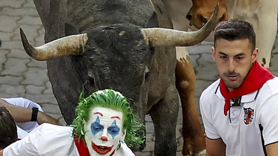 El Joker de Pamplona, cogido por las vaquillas y detenido por la policía