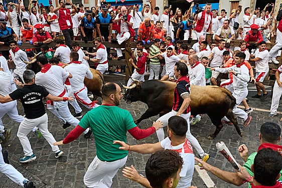 Los toros de La Palmosilla provocan más caídas que cogidas en el masivo sexto encierro