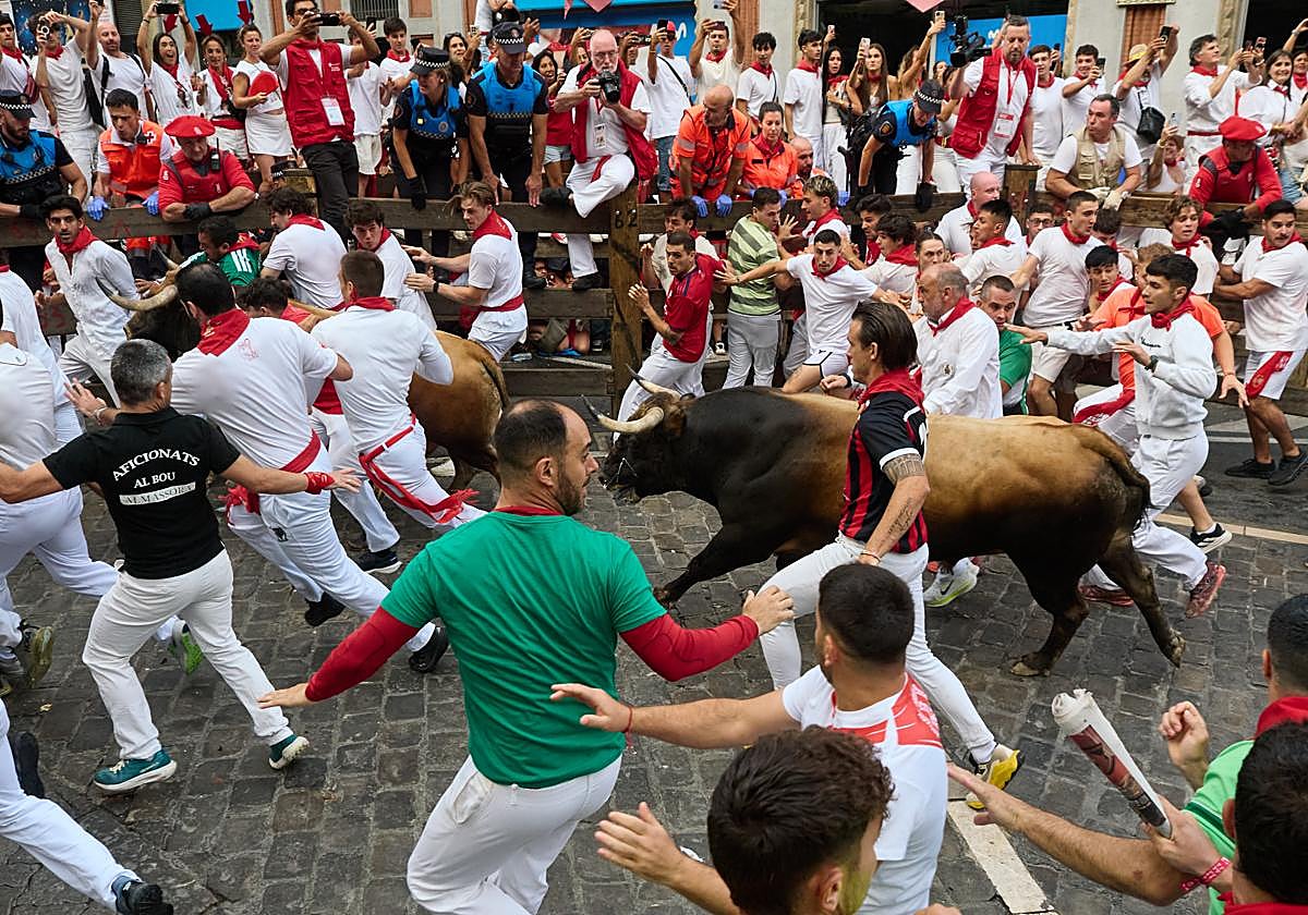 Los toros de La Palmosilla provocan más caídas que cogidas en el masivo sexto encierro