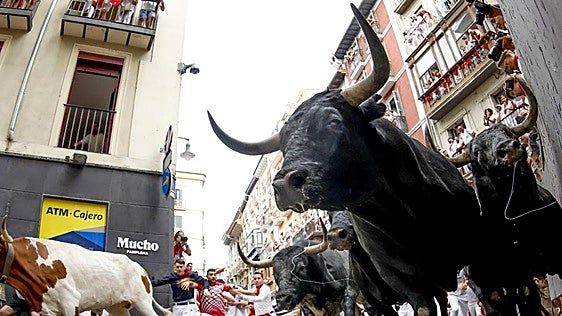 Miura debuta el séptimo día de San Fermín haciendo contener el aliento