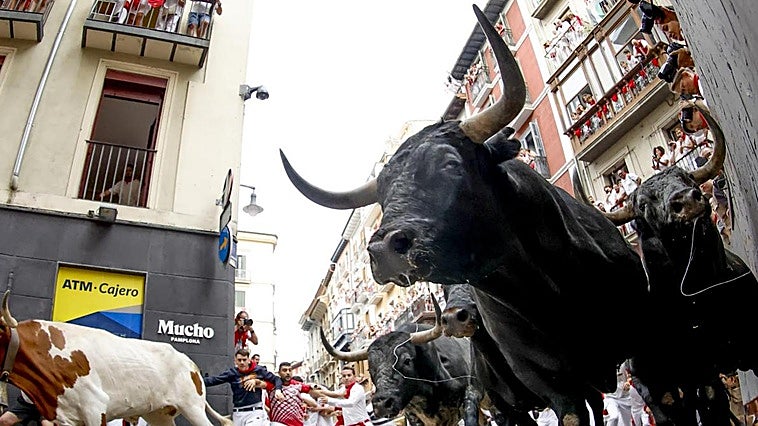 Miura debuta el séptimo día de San Fermín haciendo contener el aliento