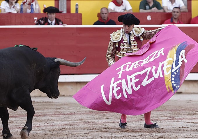 Jesús Enrique Colombo, con 'fuerza Venezuela' en el capote, en un quite por navarras al tercer miura