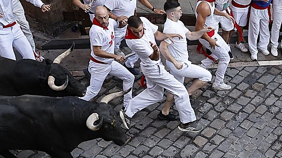 Los de Jandilla cierran San Fermín en un encierro de vértigo con dos corneados