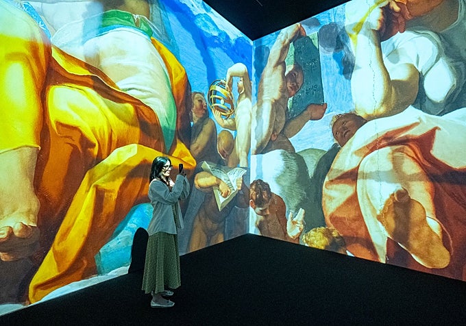 Detalle del vídeo de Isabel muñoz en el 'cubo' del Museo de las Colecciones Reales