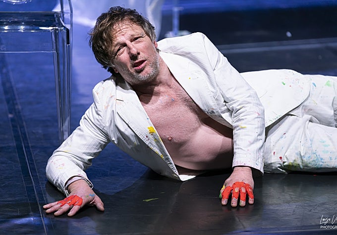 beğenilen roman teatral bir 'olay'a dönüşüyor