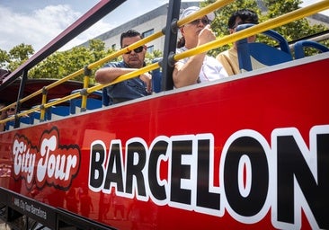En un bus turístico de Barcelona: «Me han llegado a preguntar por la Alhambra y el Bernabéu»