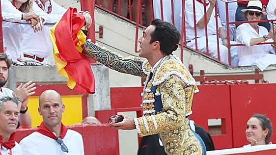 Tomás Rufo, triunfador de San Fermín: «Fue muy emocionante cuando Pamplona me tiró la bandera de España y la besé»