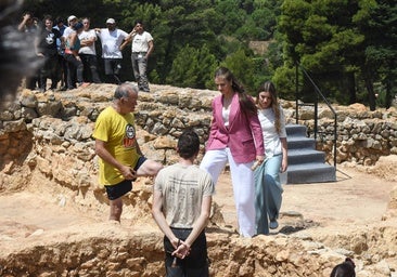 Del dios Asclepio a una vasija recién descubierta: la Princesa Leonor y la Infanta Sofía visitan Empúries