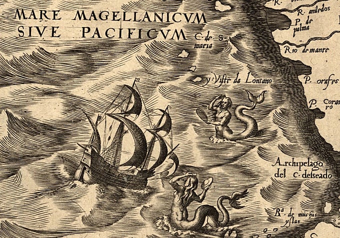 Dos sirenas despliegan sus encantos para doblegar a la tripulación de un barco en el estrecho de Magallanes en el mapa de América de Diego Gutiérrez de 1562