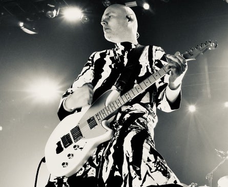 Imagen secundaria 1 - Arriba: la formación original de The Smashing Pumpkins. Sobre estas líneas a la izquierda: Billy Corgan, durante un concierto de 2012. A la derecha: detalle del cartel del Festimad en 1996