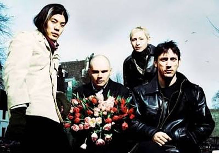 Imagen principal - Arriba: la formación original de The Smashing Pumpkins. Sobre estas líneas a la izquierda: Billy Corgan, durante un concierto de 2012. A la derecha: detalle del cartel del Festimad en 1996