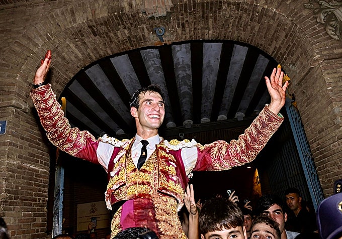 El torero de Ayora sale a hombros del coso valenciano