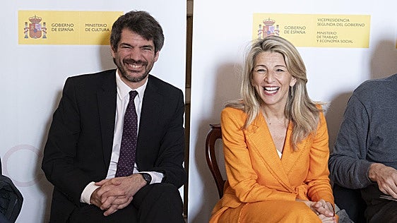 El Gobierno pone límites a los niños 'influencers' tras aparcar la norma de la IA