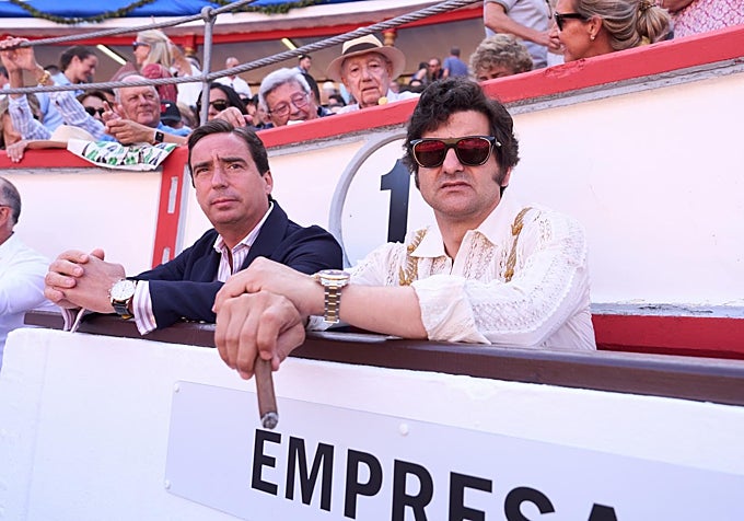 Morante de la Puebla, con José María Garzón, en el burladero de empresa