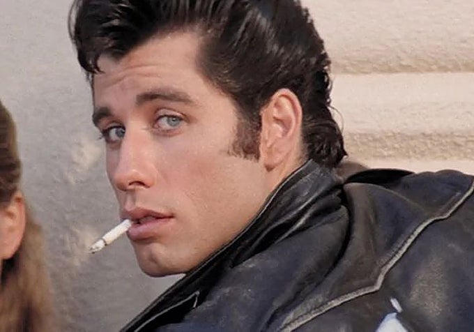 El peinado de John Travolta en 'Grease'; definición de ser Charca en los ochenta para Julio