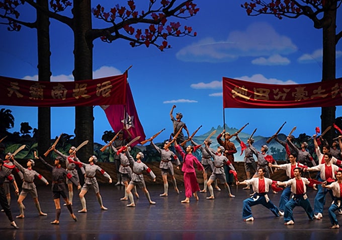 Escenas de 'El destacamento rojo de mujeres' por el Ballet Nacional de China
