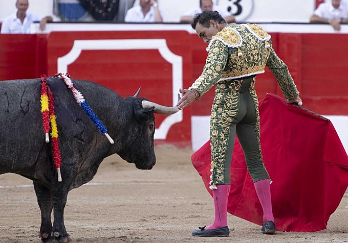 El Cid acaricia el pitón del victorino