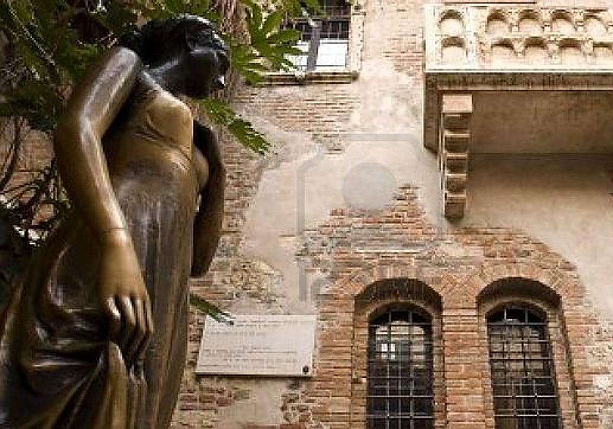 Estatua de Julieta bajo su supuesto balcón en Verona