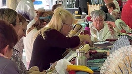 El encaje de bolillos, una tradición que exige concentración y soltura