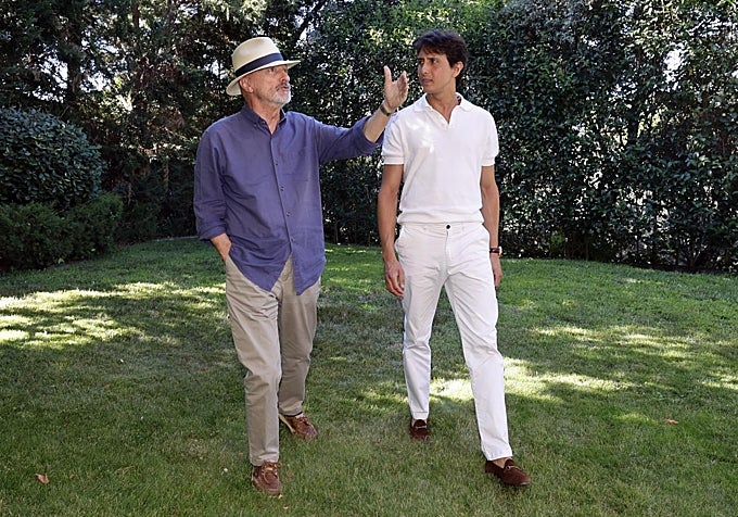 Pérez-Reverte y Roca Rey conversan mientras pasean por el jardín