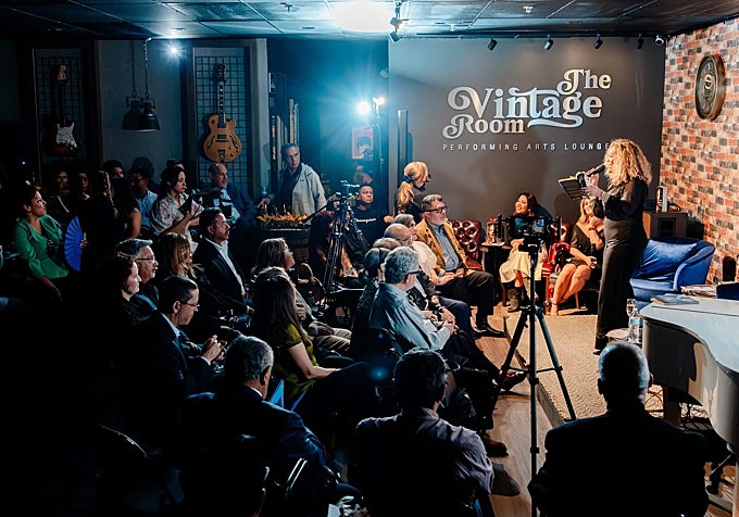 La poeta Ligia Isabel Guerrero en la Sala The Vintage Room
