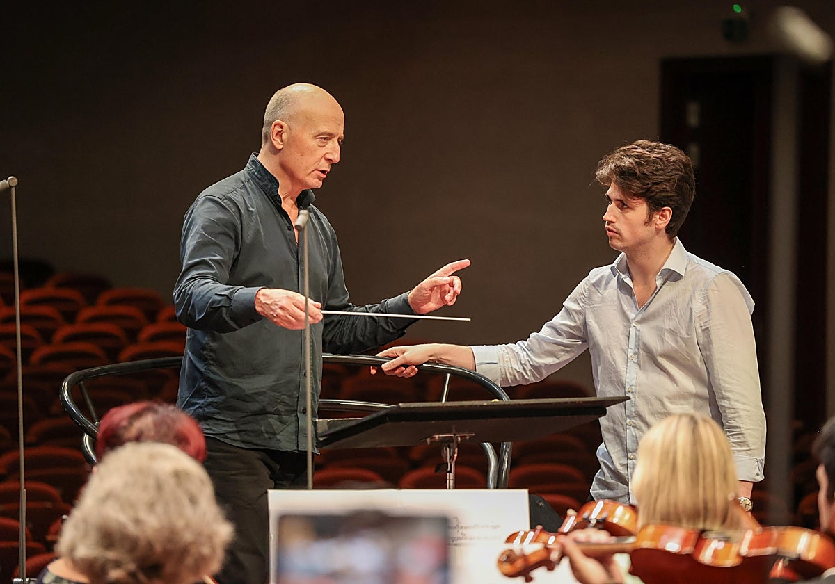 El maestro Paavo Järvi junto al alumno Mauro Mariani durante una de las clases magistrales