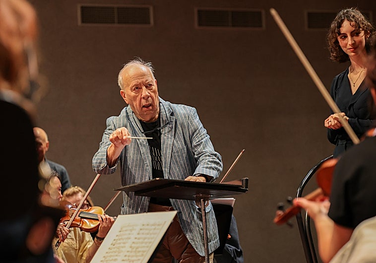 Imagen principal - Los maestros Neeme y Paavo Järvi durante algunos instantes en las clases
