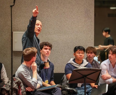 Imagen secundaria 1 - Los maestros Neeme y Paavo Järvi durante algunos instantes en las clases