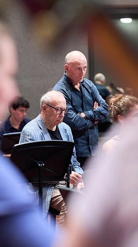 Imagen secundaria 2 - Los maestros Neeme y Paavo Järvi durante algunos instantes en las clases