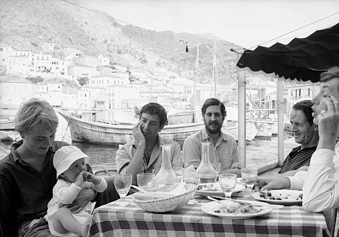 Leonard Cohen y Marianne Ihlen, con Axel en brazos, en la isla griega de Hidra. Sobre estas líneas, Cohen juega con el protagonista del documental Fabien Greenberg y Kjoge Ronning