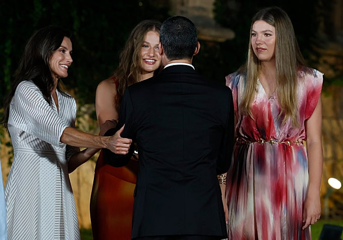 Letizia, la Princesa Leonor y la Infanta Sofía saludan al cantautor Jaume Anglada.