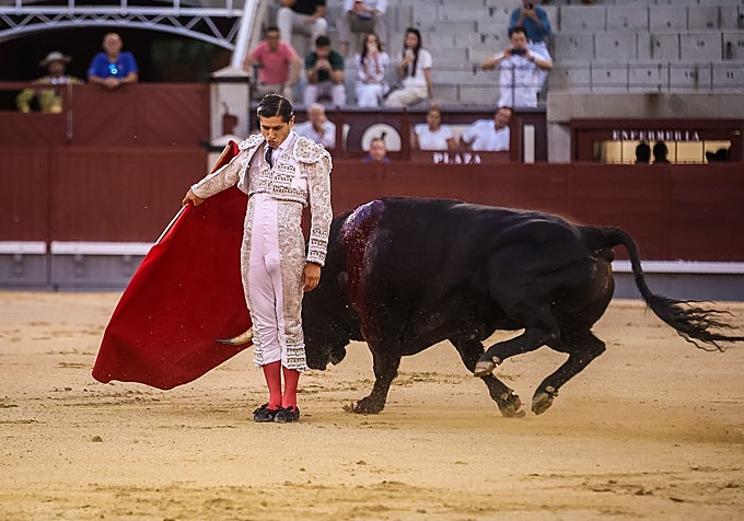 Luis David comienza por espaldinas ante el primero