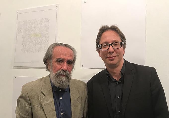 Isidoro Valcárcel Medina en Buenos Aires junto al curador de la exposición
